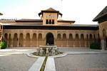 Ampla Tribunal do Lions, Alhambra Nasrid Granada, Espanha.