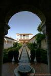 Palácio Generalife visto a partir do pátio Canal du, Alhambra Nasrid Granada, Espanha.