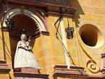 Estátua da rainha com a criança, Cordoba, Espanha.