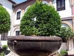 Bacia com jato de água no Museo Provincial, Cordoba, Espanha.