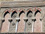 Maravilha da arte muçulmana na Puerta del Baptisterio, Mezquita, Cordoba, Espanha.