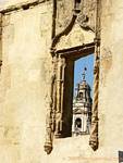 Antique janela com vista para a Giralda, Cordoba, Espanha.