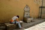 Estudante frente da fonte, Granada, Espanha.