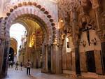 Arco ornamentado da Basílica de San Vicente Mártir, Mezquita Cordoba, Espanha.