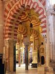 Colunas com arcos bi-crômico, Mezquita Cordoba, Espanha.