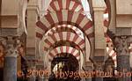 Aparador Moorish arcos em ferradura, Mezquita Cordoba, Espanha.