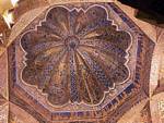 Close-up na cúpula namoro delicada colorido a partir do momento de Alhakén II, Cordoba Mezquita, Espanha.