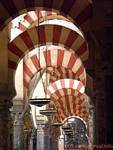 Iluminação em uma baía da mesquita, Cordoba Mezquita, Espanha.