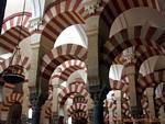 Perspectiva sobre os arcos do período de Abderaraman II, Cordoba Mezquita, Espanha.
