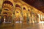 Panoramic 850 colunas e capitéis estilos, Cordoba Mezquita, Espanha.