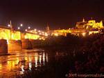 Guadalquivir por noite, noite Cordoba, Espanha.