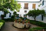 Piscina e pátio pátio Archivo del Palacio de Viana, Cordoba, Espanha.