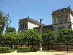 El Pabellón real, entre a Plaza América e Parque de María Luisa, Sevilha, Espanha.