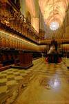 El Coro coro no centro da nave, Catedral de Sevilha, Espanha.