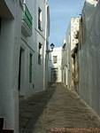 Rua de paralelepípedos de Vejer de la Frontera, Espanha.