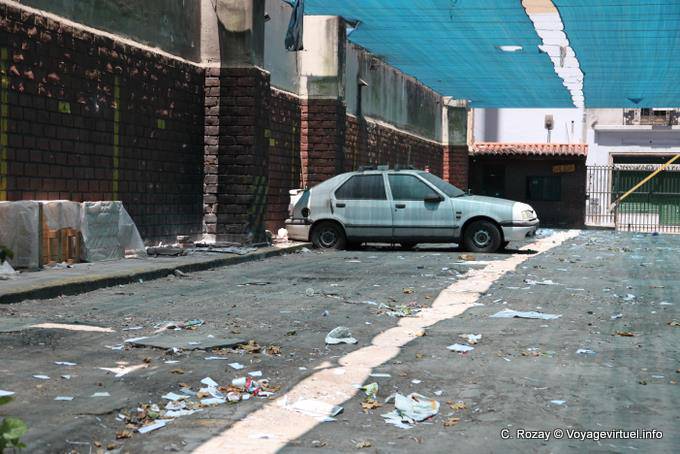 Parque de estacionamento deserto, Avenida de Mayo, em Buenos Aires - Argentina