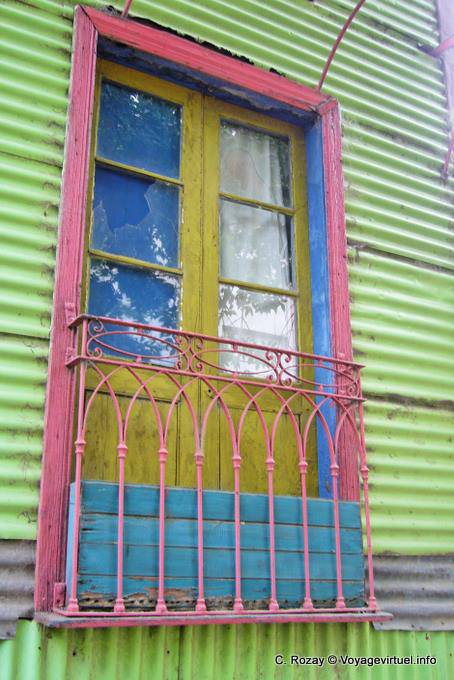 Janela quebrada e colorido La Boca Araoz de Lamadrid, Buenos Aires - Argentina