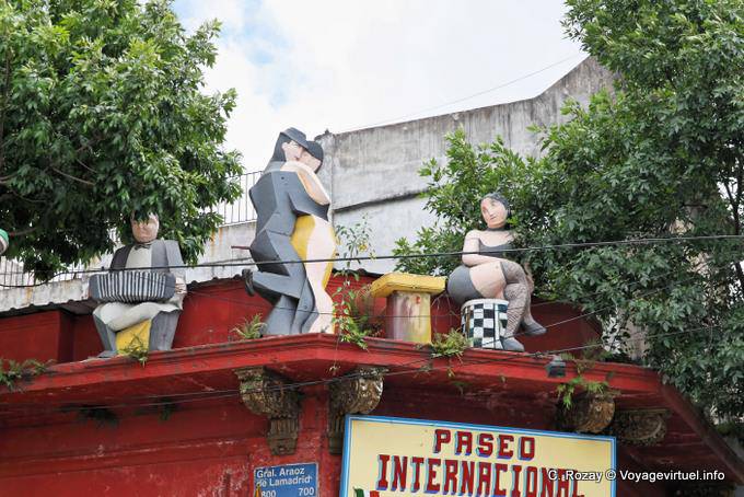 Estátuas no telhado Internacional Paseo, La Boca, Araoz de Lamadrid, Buenos Aires - Argentina
