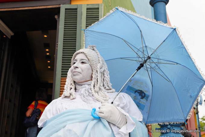 La Boca, Caminito, um mímico sob um guarda-chuva azul, Buenos Aires - Argentina