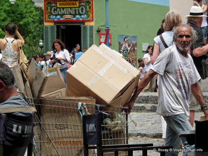 Caixa coletora pobres, La Boca, de Piazoleta Suspiros, Buenos Aires - Argentina