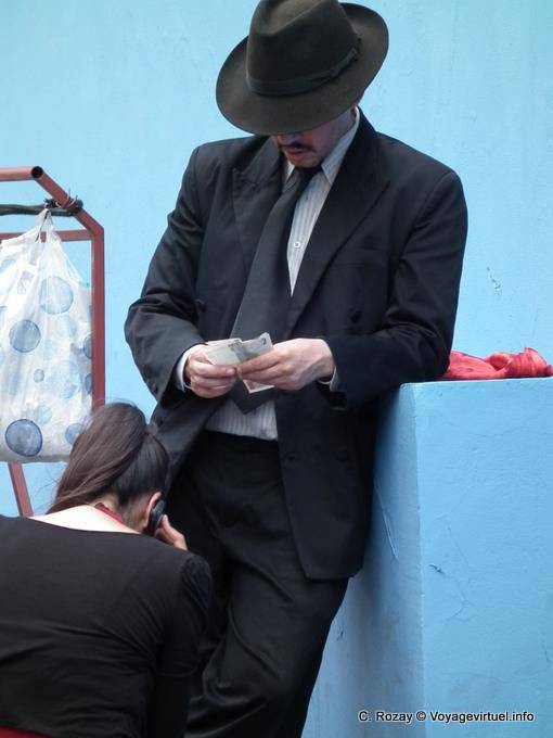 Contando a renda para o dançarino de tango, La Boca, de Piazoleta Suspiros, Buenos Aires - Argentina