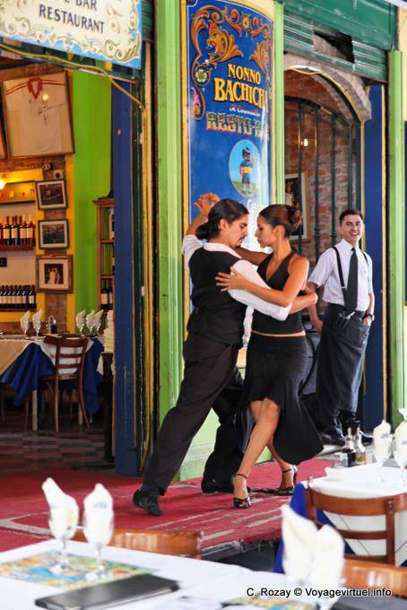 La Boca, tango antes do restaurante Nonno Bachicha, Magallanes, Buenos Aires - Argentina