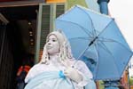 La Boca, Caminito, um mímico sob um guarda-chuva azul, Buenos Aires, Argentina.