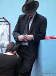Contando a renda para o dançarino de tango, La Boca, de Piazoleta Suspiros, Buenos Aires, Argentina.