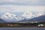Picos nevados do Chile, da paisagem de Beagle Channel, Ushuaia, Argentina.
