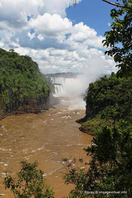 Barcos a atacar pelo rio LESS, Puerto Iguazu Cataratas - Argentina