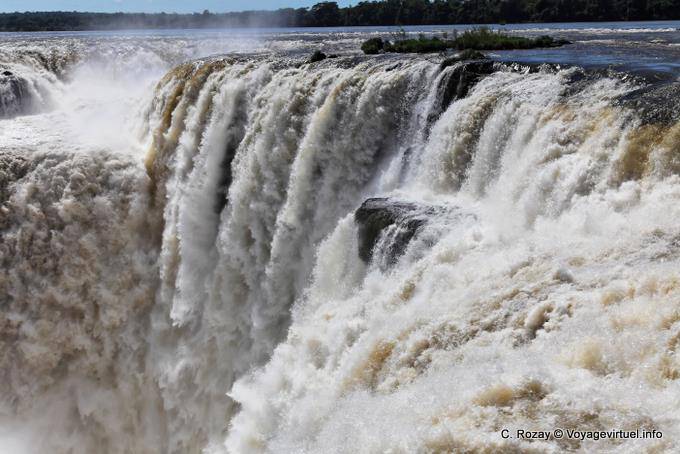 Alto Rio Iguaçu fluindo em Salto Belgrano, Puerto Iguazu - Argentina