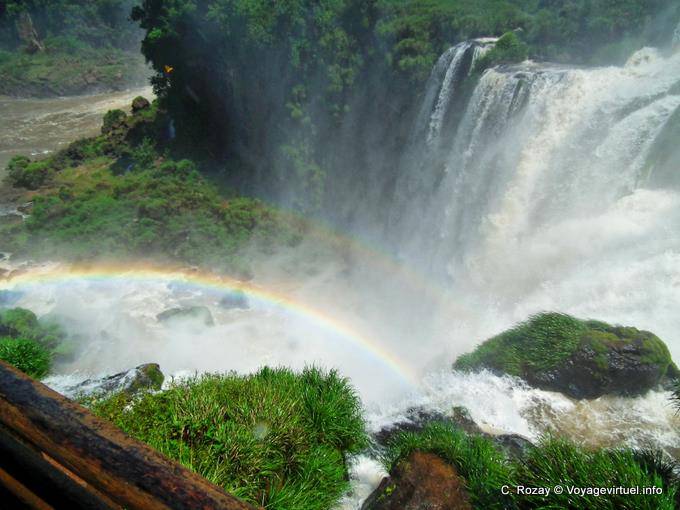 Duplo céu do arco-íris no coração das cataratas, Cataratas do Iguaçu - Argentina