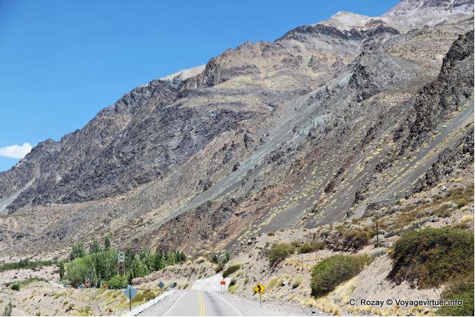 Área verde, Polvaredas, Ruta 7 de Mendoza no Chile - Argentina