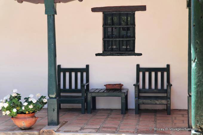 Na sombra das arcadas do pátio, Molinos, Ruta 40, Casa de Isasmendi - Argentina