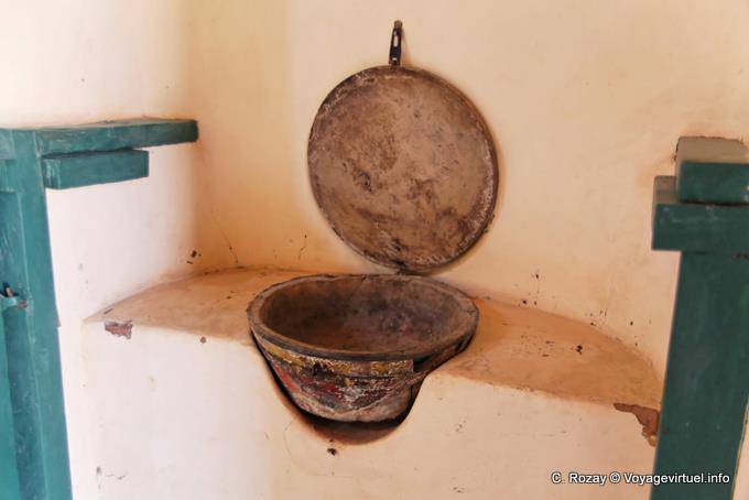 Sanitários antigos, Iglesia San Pedro Nolasco, Molinos, Ruta 40 - Argentina
