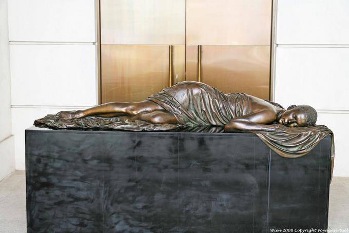 Freyung, Palace Kinski, Bronze mulher reclinada - Viena - Austria