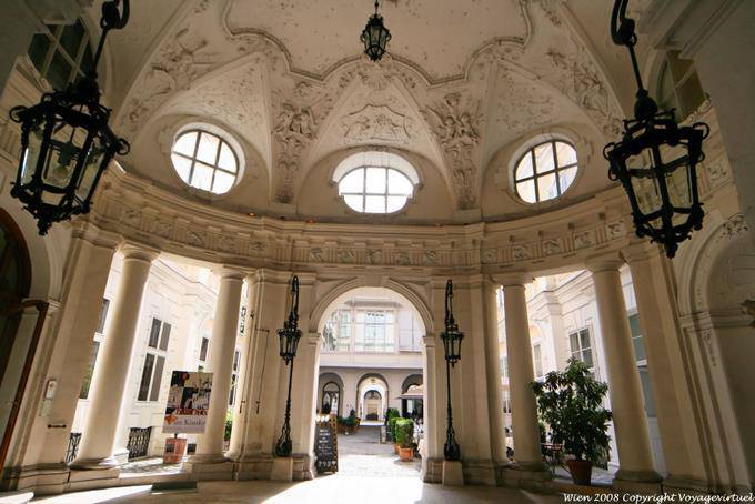 Freyung, Kinski Palace, cúpula e colunas na entrada - Viena - Austria