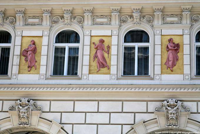 Rathaus Strasse Devils e graças Rosas - Viena - Austria