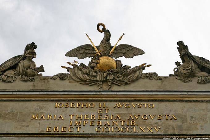 Gloriette Schönbrunn, Águia Imperial no globo cercado por troféus - Viena - Austria