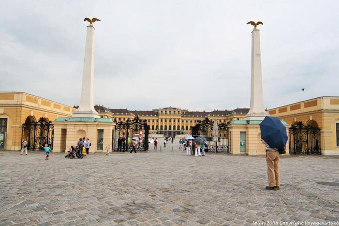 Schönbrunn Haupttor exterior view - Viena - Austria