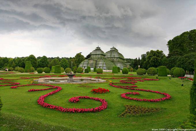 Panorama das estufas e do parque de Schönbrunn Palmenhaus - Viena - Austria