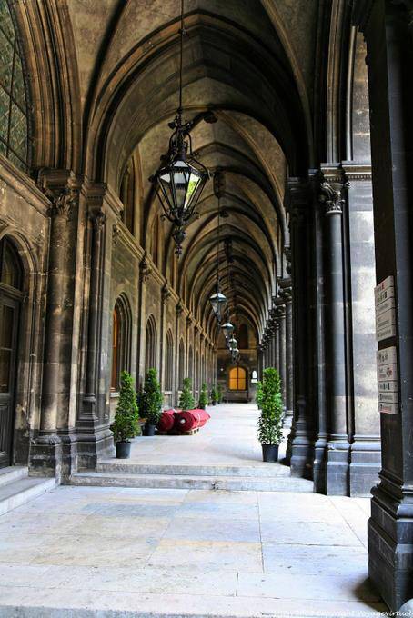 Wiener Rathaus, passar com arcos góticos - Viena - Austria