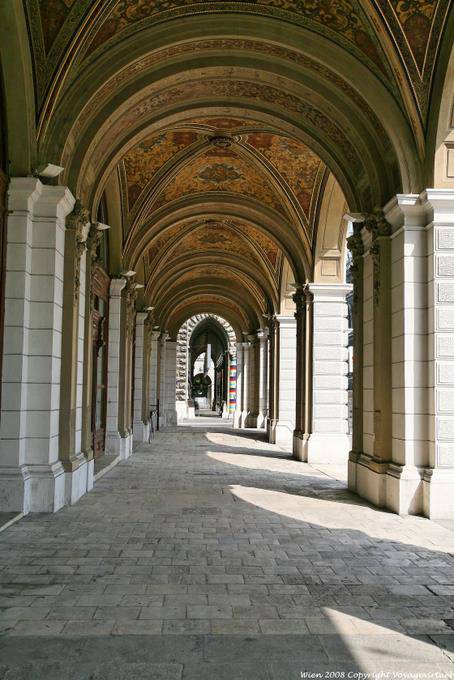 Wiener Rathaus, sob as arcadas do lado da rua - Viena - Austria