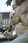 Michaeler Platz, Brunnen Macht zu Lande, olhar infernal, Viena - Austria.