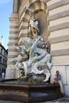 Michaeler Platz, Brunnen Macht zu See, esperando, Viena - Austria.