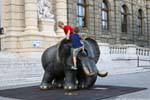 Naturhistoriches Museum, subir no elefante, Viena - Austria.