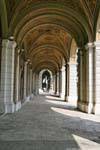 Wiener Rathaus, sob as arcadas do lado da rua, Viena - Austria.
