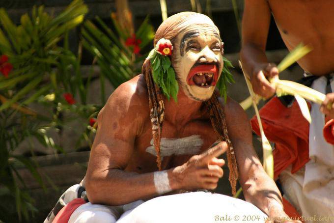 Rindo a vitória do bem, Kriss dança - Bali