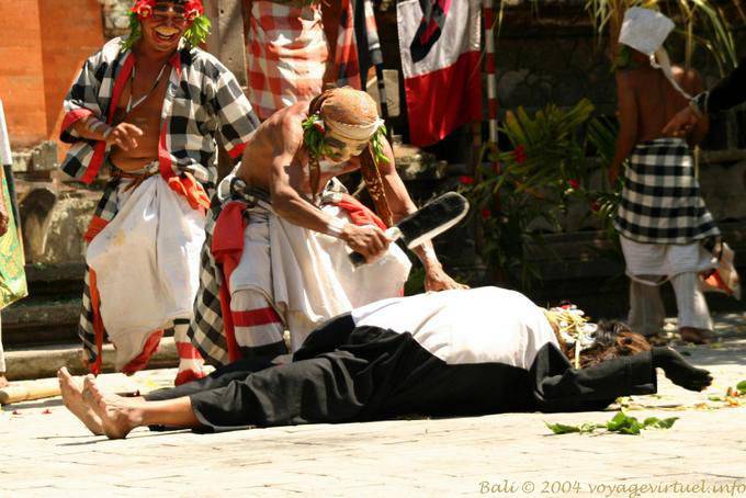 Batalha entre Sahadewa para Kalika, Kriss dança - Bali