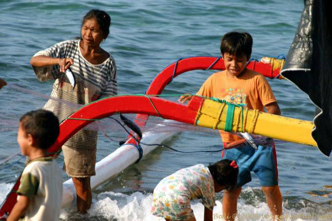 Pesca de retorno à família Candidasa - Bali